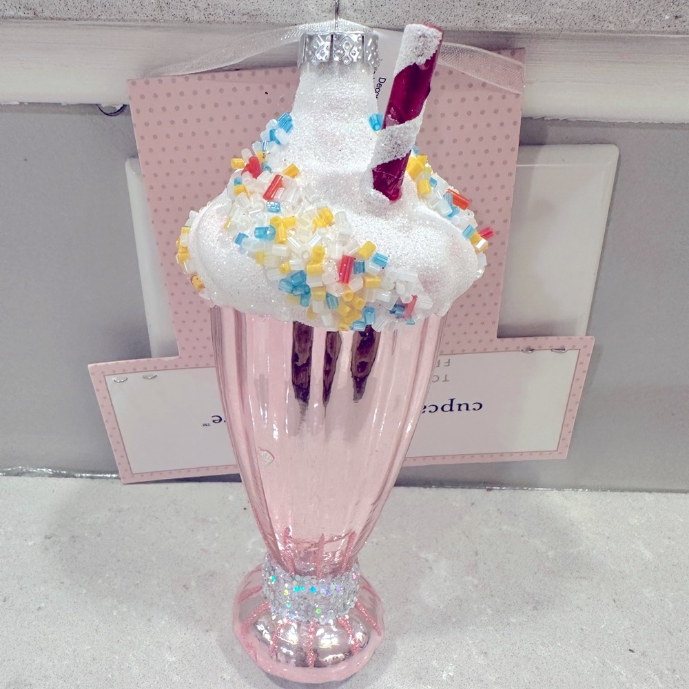 Sundae ornament with glitter details